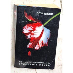 New Moon Paperback Novel By Stephenie Meyer